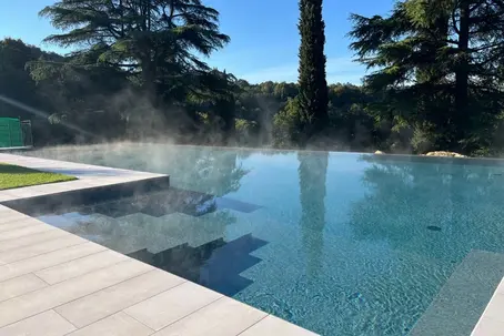 piscina  Piscina con cascata installata in un agriturismo