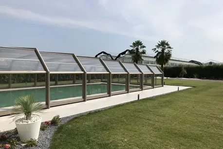 Copertura telescopica in piscina  a sfioro installata in un hotel 