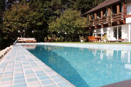 piscina  a sfioro installata in un hotel 
