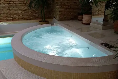 piscina  a sfioro installata in un hotel sul lago