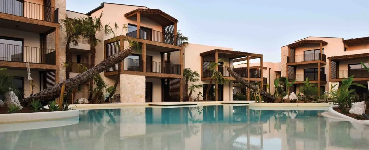 Piscina condominiale realizzata in un residence