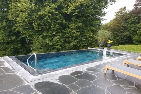 piscina  in acciaio inox  installata in una abitazione in collina