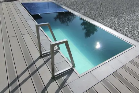 piscina  a sfioro installata in un hotel 